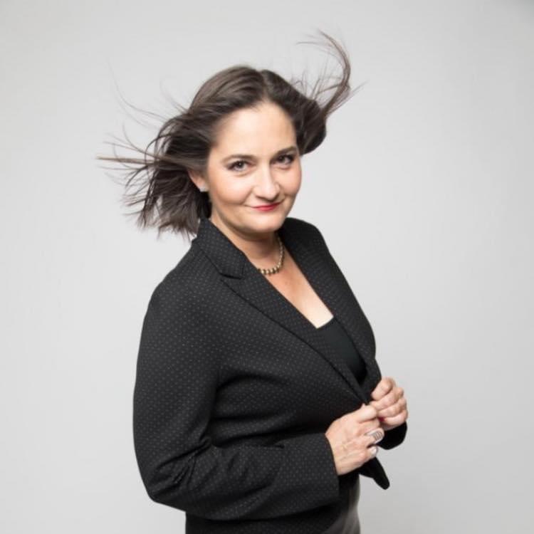 Adriana Braniff, periodista, retrato de estudio